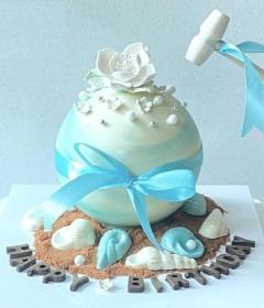 PINATA CAKE